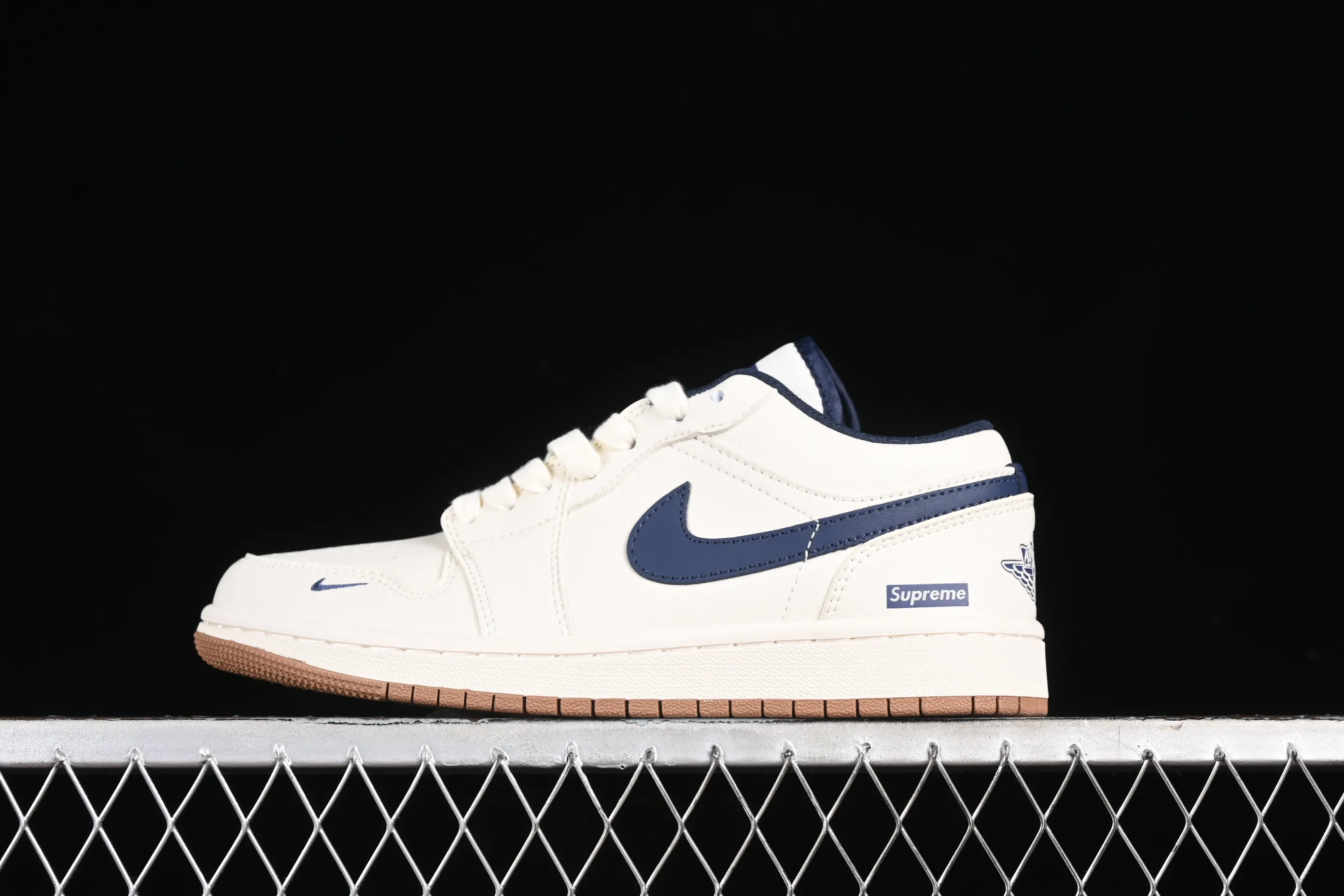All categories Air Jordan Jordan series basketball shoes Air Jordan 1 Low High-end customized low-top sneakers Air Jordan 1 Low AJ1 Joe 1 Supreme joint-milan raw rubber High-end customized low-top retro basketball shoes WG8850-011